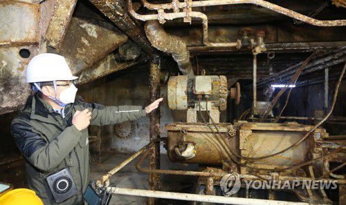 고착 상태 발견된 세월호 조타 장치(목포=연합뉴스) 천정인 기자 = 26일 오후 전남 목포시 목포신항에 인양돼 있는 세월호 선체 내부에서 사회적 참사 특별조사위원회 관계자가 고착 상태가 발견된 조타 장치 등을 설명하고 있다. 2020.11.26 iny@yna.co.kr