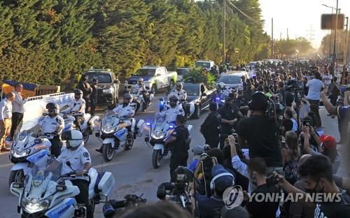 마라도나 장례 행렬을 지켜보는 팬들[EPA=연합뉴스]