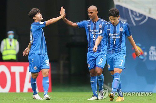 골세리머니를 펼치는 울산의 주니오(가운데)[AFP=연합뉴스]