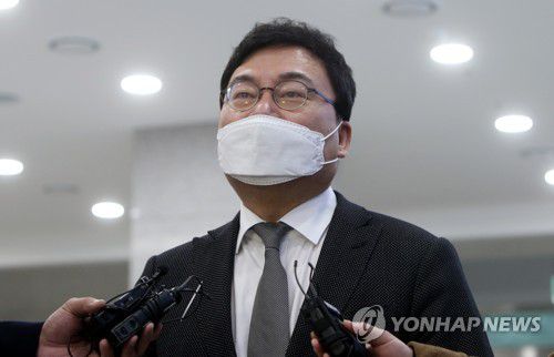 법원 출석하는 이상직(전주=연합뉴스) 나보배 기자 = 27일 오전 무소속 이상직 의원이 전북 전주지방법원에 들어서며 기자들의 질문을 받고 있다. warm@yna.co.kr