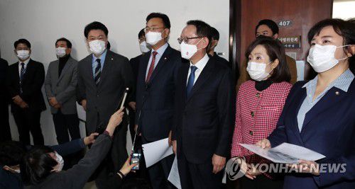 기자회견하는 국민의힘 소속 법사위원들(서울=연합뉴스) 하사헌 기자 = 국민의힘 소속 법사위원들이 27일 오전 법사위 전체회의에 앞서 기자회견을 하고 있다. 2020.11.27 toadboy@yna.co.kr