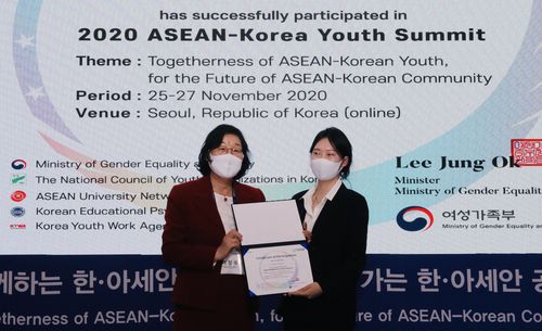여성가족부(장관 이정옥)가 주최하고 한국청소년단체협의회(대표 서상기)가 주관한 「2020 한ㆍ아세안 청소년 서밋」에서 한ㆍ아세안 11개국 청소년들은 사흘간 진행한 토론을 통해 권고문(3P/ People, Peace, Prosperity)을 채택했다. [여성가족부 제공]