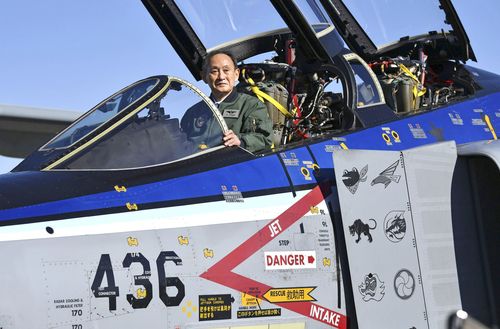 (사이타마 교도=연합뉴스) 스가 요시히데 일본 총리가 28일 항공자위대 이루마 기지에서 항공사열식을 마친 뒤 퇴역을 앞둔 F4 전투기 조종석에 앉아 기념사진을 찍고 있다. [요미우리신문 대표 촬영]