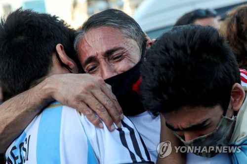 마라도나 죽음에 슬퍼하는 아르헨티나 사람들 [AFP=연합뉴스]