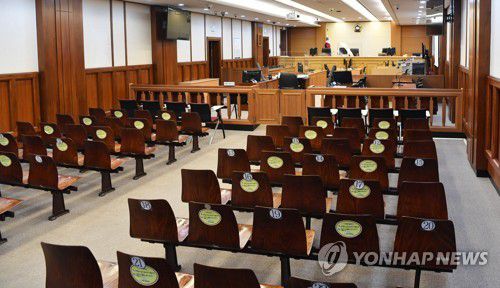 전두환 선고 공판 방청석도 '띄어 앉기'(광주=연합뉴스) 정회성 기자 = 전두환 전 대통령이 5·18 민주화운동 관련 사자명예훼손 혐의로 오는 30일 광주지방법원에서 1심 선고 판결을 받는다. 전씨는 2017년 4월 펴낸 회고록에서 5·18 당시 헬기 사격 목격을 증언한 고 조비오 신부를 '파렴치한 거짓말쟁이'라고 비난하고 명예를 훼손한 혐의로 재판에 넘겨졌다. 사진은 광주지법이 27일 공개한 판결 법정의 내부 모습. 2020.11.27 hs@yna.co.kr