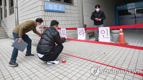 '전두환 선고 공판' 준비로 분주(광주=연합뉴스) 천정인 기자 = 전두환 전 대통령의 사자 명예훼손 선고 공판을 하루 앞둔 29일 오후 광주 동구 광주지법에 포토라인이 설치되고 있다. 2020.11.29 iny@yna.co.kr