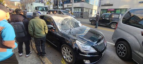 밀가루, 계란 범벅된 차량 (광주=연합뉴스) 천정인 기자 = 30일 오전 광주지법 인근에서 전두환 전 대통령이 법정 출석 당시 타고온 차량이 시민들이 투척한 밀가루와 계란에 범벅이 돼 있다. 전씨는 법정을 떠나며 다른 차량으로 옮겨 타 이 차량에는 탑승하지 않은 상태였다. 2020.11.30