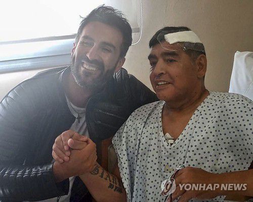 지난 11일 퇴원 당시 마라도나(오른쪽)와 주치의  [AFP=연합뉴스. 재판매 및 DB 금지]