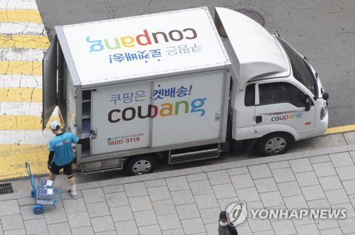 배송 중인 쿠친(서울=연합뉴스) 윤동진 기자 = 지난 8월 14일 서울 종로구에서 배송 작업 중인 쿠팡 직원. 2020.8.14 mon@yna.co.kr