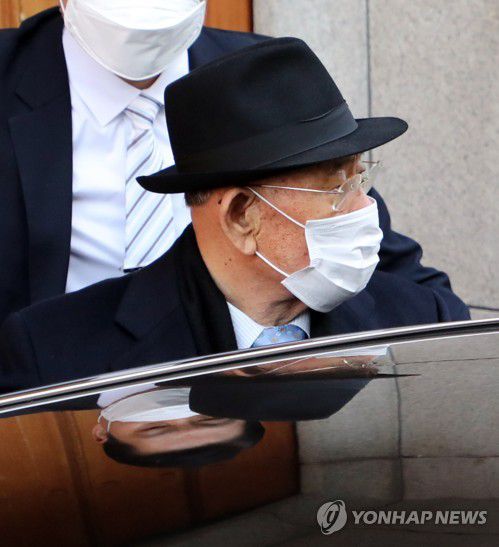 소리 지르는 전두환(서울=연합뉴스) 한상균 기자 = 전두환 전 대통령이 30일 광주지법에서 열리는 사자명예훼손 1심 선고 공판에 출석하기 위해 서대문구 연희동 자택에서 나오다 시위 중인 시민에게 소리를 지르고 있다. 전 전 대통령은 자서전에서 5·18 당시 헬기 사격 목격 증언을 한 조비오 신부에 대해 '신부라는 말이 무색한 파렴치한 거짓말쟁이'라고 비난하고 명예를 훼손한 혐의로 기소됐다. 2020.11.30 xyz@yna.co.kr