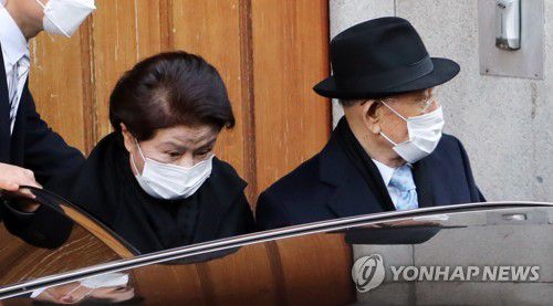 시위 시민 바라보는 전두환(서울=연합뉴스) 한상균 기자 = 전두환 전 대통령이 30일 광주지법에서 열리는 사자명예훼손 1심 선고 공판에 출석하기 위해 부인 이순자 씨와 서대문구 연희동 자택에서 나오다 사과하라고 소리지르는 시민을 바라보고 있다. 전 전 대통령은 자서전에서 5·18 당시 헬기 사격 목격 증언을 한 조비오 신부에 대해 '신부라는 말이 무색한 파렴치한 거짓말쟁이'라고 비난하고 명예를 훼손한 혐의로 기소됐다. 2020.11.30 xyz@yna.co.kr