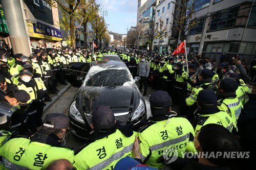 사죄 없이 떠난 전두환, 분노한 5·18단체 회원(광주=연합뉴스) 정회성 기자 = 전두환 전 대통령이 30일 광주지방법원에서 열린 '회고록 형사재판' 1심 선고 공판의 출석을 위해 탑승했던 검은색 승용차가 밀가루와 계란으로 더럽혀졌다. 5·18 민주화운동 관련 단체 회원은 전씨가 이날 징역 8개월에 집행유예 2년의 유죄 판결을 받은 뒤 다른 차를 타고 광주법원을 빠져나가자 사죄를 요구하며 빈 차에 계란과 밀가루를 던졌다. 2020.11.30 hs@yna.co.kr