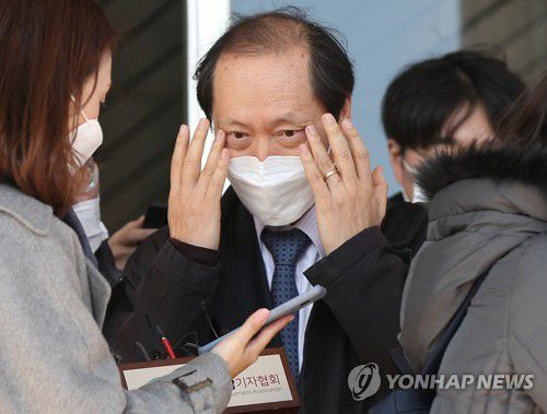 의견진술 마친 이완규 변호사(과천=연합뉴스) 김도훈 기자 = 윤석열 검찰총장 측 법률 대리인인 이완규 변호사가 1일 정부과천청사 법무부에서 열린 감찰위원회 임시회의에서 의견진술을 마친 뒤 건물을 나오고 있다. 2020.12.1 superdoo82@yna.co.kr