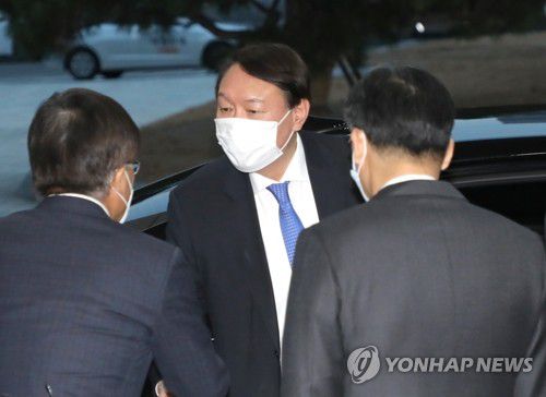 윤석열 검찰총장 출근 (서울=연합뉴스) 한상균 기자 = 추미애 법무부 장관의 업무 정지 결정으로 출근하지 못했던 윤석열 검찰총장이 1일 오후 서울 서초구 서초동 대검찰청으로 출근하고 있다. xyz@yna.co.kr