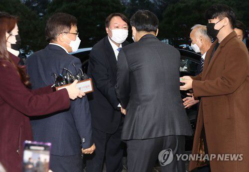 대검 관계자와 악수하는 윤석열(서울=연합뉴스) 한종찬 기자 = 추미애 법무부 장관의 직무 배제 결정으로 출근하지 못했던 윤석열 검찰총장이 1일 오후 서울 서초구 서초동 대검찰청으로 출근하며 대검 관계자와 악수하고 있다. saba@yna.co.kr