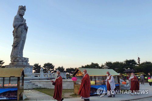 양양 낙산사 제등행렬(양양=연합뉴스) 이종건 기자 = 30일 양양 낙산사가 부처님 오신 날을 봉축하고 국난극복과 국민건강을 기원하기 위해 마련한 제등행렬에 참여한 정념 주지 스님을 비롯한 스님들과 신도들이 연등을 들고 사찰 경내를 돌고 있다. 
    2020.5.30 momo@yna.co.kr