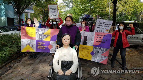 '소녀상 철거명령 철회하라' 베를린서 행진하는 시민들(베를린=연합뉴스) 이광빈 특파원 = 지난 10월 13일 독일 수도 베를린에서 시민들이 거리에 설치된 '평화의 소녀상'에 대한 당국의 철거명령에 대해 항의하며 행진을 하고 있는 모습.[연합뉴스 자료사진]