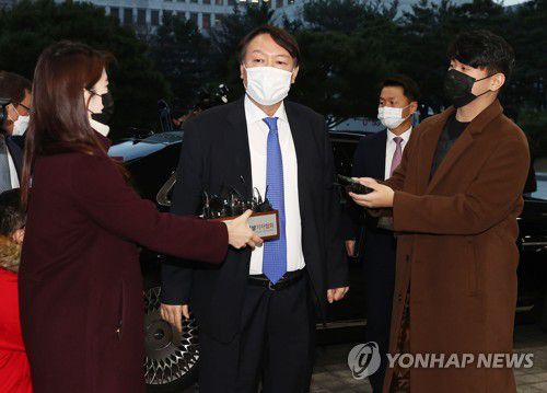 취재진 질문에 답하는 윤석열(서울=연합뉴스) 한종찬 기자 = 추미애 법무부 장관의 직무 배제 결정으로 출근하지 못했던 윤석열 검찰총장이 지난 1일 오후 서울 서초구 서초동 대검찰청으로 출근하며 취재진 질문에 답하고 있다. [연합뉴스 자료사진]