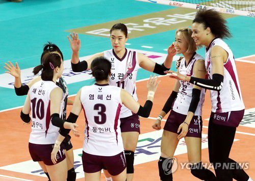 '흥국생명 연승 반드시 막는다'(인천=연합뉴스) 윤태현 기자 = 2일 인천 계양체육관에서 열린 여자프로배구 흥국생명 핑크스파이더스와 KGC인삼공사 프로배구단의 경기. 1세트 KGC인삼공사 선수들이 득점한 뒤 서로 격려하고 있다. 2020.12.2 tomatoyoon@yna.co.kr