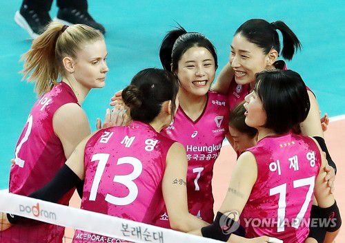 '오늘 분위기 좋아요'(인천=연합뉴스) 윤태현 기자 = 2일 인천 계양체육관에서 열린 여자프로배구 흥국생명 핑크스파이더스와 KGC인삼공사 프로배구단의 경기. 1세트 흥국생명 선수들이 득점한 뒤 기뻐하고 있다. 2020.12.2 tomatoyoon@yna.co.kr
