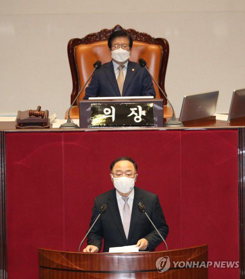 예산안 제안설명하는 홍남기 경제부총리(서울=연합뉴스) 안정원 기자 = 홍남기 경제부총리 겸 기획재정부 장관이 2일 오후 국회 본회의에서 2021년도 예산안(558조원)에 대한 제안 설명을 하고 있다. 2020.12.2 jeong@yna.co.kr