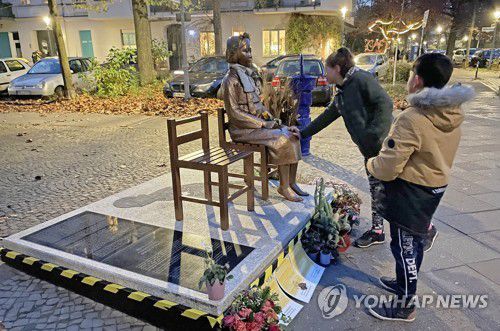 영구설치 길 열린 베를린 평화의 소녀상(베를린=연합뉴스) 이 율 특파원 = 베를린 미테구 모아비트 지역 어린이들이 평화의 소녀상을 둘러보고 있다.
    베를린 미테구 의회는 지난 1일(현지시간) 평화의 소녀상 영구설치를 위한 결의안을 의결하고, 소녀상의 영구설치를 위한 방안을 마련하기로 했다. yulsid@yna.co.kr