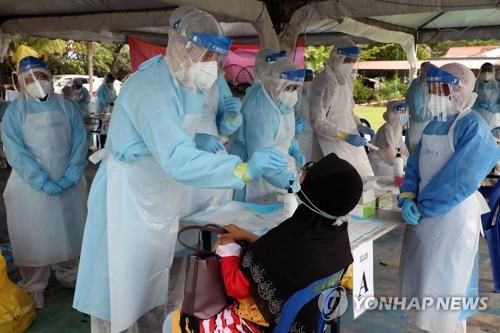 코로나19 검사하는 말레이시아 의료진[로이터=연합뉴스]