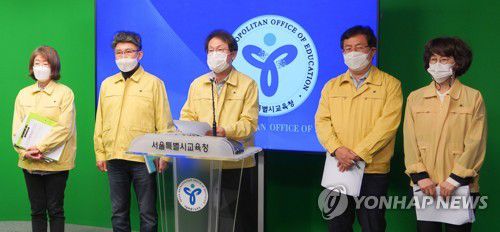 서울 코로나19 확산에 따른 학사일정 조정 방안 발표(서울=연합뉴스) 조희연 서울시교육감이 4일 오후 서울시교육청에서 유튜브 생중계를 통해 '서울지역 코로나19 확산세 급등에 따른 학사일정 조정 방안'을 발표하고 있다. 
    [서울시교육청 제공. 재판매 및 DB 금지] photo@yna.co.kr