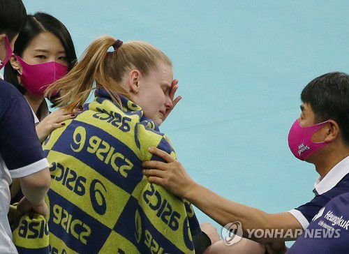 루시아 부상으로 교체(인천=연합뉴스) 김상연 기자 = 5일 인천 계양체육관에서 열린 여자프로배구 인천 흥국생명 핑크스파이더스와 서울 GS칼텍스 KIXX 의 경기. 1세트 흥국생명 루시아가 부상으로 교체된 뒤 아쉬워하고 있다. 2020.12.5 goodluck@yna.co.kr