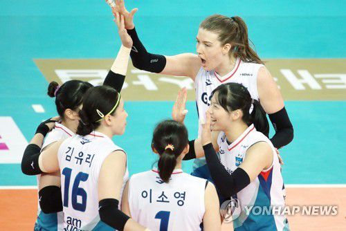 '끝까지 간다'(인천=연합뉴스) 김상연 기자 = 5일 인천 계양체육관에서 열린 여자프로배구 인천 흥국생명 핑크스파이더스와 서울 GS칼텍스 KIXX 의 경기. 4세트 GS칼텍스 선수들이 득점에 성공한 뒤 기뻐하고 있다. 2020.12.5 goodluck@yna.co.kr