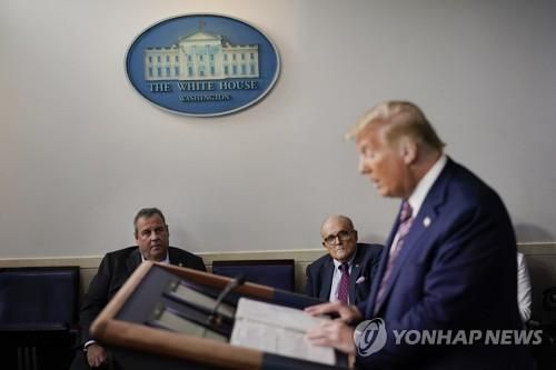 도널드 트럼프 미국 대통령(오른쪽)과 루디 줄리아니 변호사(가운데) [AP=연합뉴스]