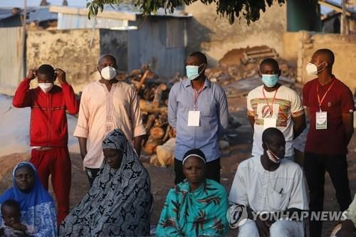 7일 볼레에서 투표를 위해 기다리는 가나 유권자들[AFP=연합뉴스]