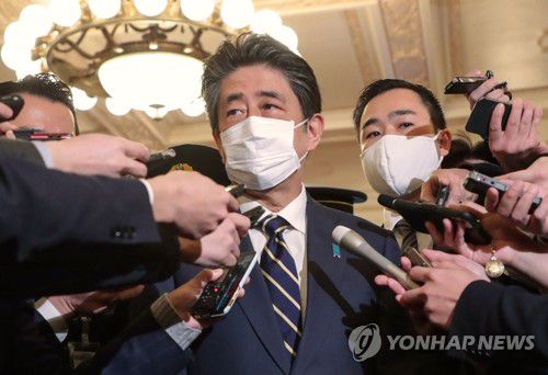 '검찰 조사' 질문 공세 받는 아베 전 일본 총리(도쿄 AFP/지지=연합뉴스) 조만간 검찰 조사를 받을 것으로 알려진 아베 신조 일본 총리가 지난 4일 국회의사당에서 취재진을 만나고 있다. 일본 검찰은 아베 전 총리 측이 지역구 주민 등이 참가한 '벚꽃 모임 전야제' 비용의 일부를 대납했다는 의혹에 대한 조사를 검토하고 있다. jsmoon@yna.co.kr