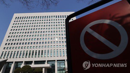 징계위 나흘 앞으로(서울=연합뉴스) 서명곤 기자 = 추미애 법무부 장관과 윤석열 검찰총장 간 극한 대립의 정점이 될 검사징계위원회가 이번 주 열린다. 추 장관이나 윤 총장에게는 이번 주가 두 사람의 사활을 건 승부의 분수령이 될 전망이다. 사진은 6일 서울 서초구 대검찰청 모습. 2020.12.6 seephoto@yna.co.kr