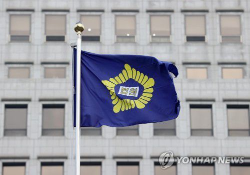 법관대표회의 시작, 각급 법원 대표 판사 사법부 현안 논의(서울=연합뉴스) 류영석 기자 = 각급 법원에서 선발된 대표 판사들이 사법부 현안을 논의하는 법관대표회의가 열리는 7일 오전 서울 서초구 대법원에서 법원 깃발이 바람에 나부끼고 있다. ondol@yna.co.kr