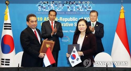 작년 11월 25일 한-인니, 포괄적경제동반자협정 공동선언문 서명[부산=연합뉴스]