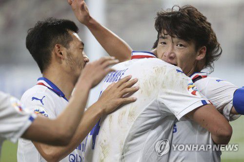 동료들과 골 자축하는 김민우[AP=연합뉴스]