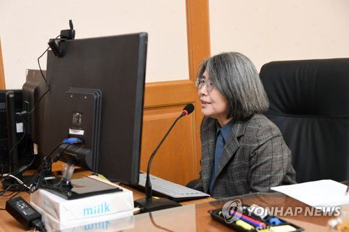 대법원 양형위, '아동 성착취물 제작하면 최대 징역 29년3개월 선고'(서울=연합뉴스) 사진은 지난 7일 김영란 양형위원장이 대법원에서 양형위원회 제106차 회의를 하는 모습. 2020.12.8 
    [대법원 제공. 재판매 및 DB 금지] photo@yna.co.kr