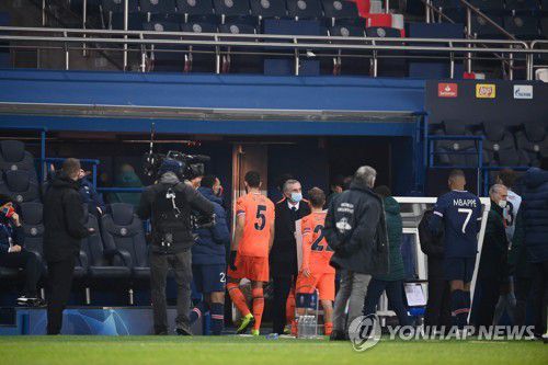 심판의 인종차별 발언에 항의해 그라운드를 떠나는 바샥세히르 선수들.(AFP=연합뉴스)