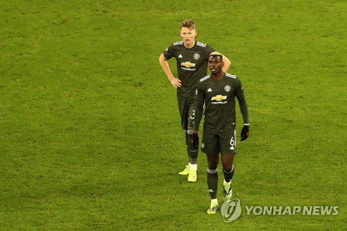 그라운드를 떠나는 맨유의 폴 포그바.(AP=연합뉴스)