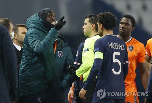 주심에게 항의하고 있는 바샥세히르의 공격수 뎀바 바.(EPA=연합뉴스)