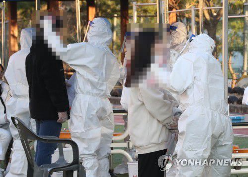 코로나19 검사 받는 학생들(울산=연합뉴스) 김용태 기자 = 8일 오후 울산시 남구 한 중학교에서 전교생과 교직원을 대상으로 한 신종 코로나바이러스 감염증(코로나19) 전수 검사가 이뤄지고 있다. 이날 이 학교 학생 1명이 코로나19 확진 판정을 받았다. 2020.12.8 yongtae@yna.co.kr