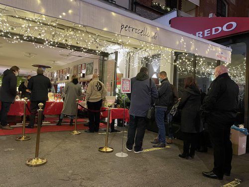 쇼핑·파티하고 글뤼바인 마시다 완전봉쇄 직면한 독일(베를린=연합뉴스) 이 율 특파원 = 베를린 쿠어퓨어스텐담 와인바 판매대 앞에 줄선 사람들.
    독일은 당초 크리스마스부터 연말까지 도입하려 했던 부분봉쇄 완화 조처를 철회하고, 더 강력한 방역 조처를 도입하게 될 것으로 예상된다.  yulsid@yna.co.kr