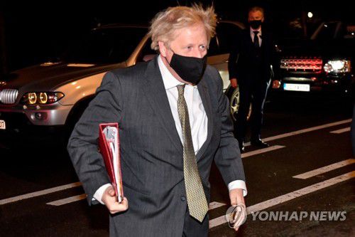 보리스 존슨 영국 총리(브뤼셀 AFP=연합뉴스) 보리스 존슨 영국 총리가 9일(현지시간) 우르줄라 폰데어라이엔 EU 집행위원장과 만찬을 하기 전 벨기에 브뤼셀 영국 대사관에 도착하고 있다.