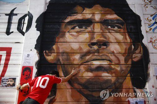 '축구전설' 마라도나 추모하는 아르헨티나 시민들[AP=연합뉴스 자료사진]