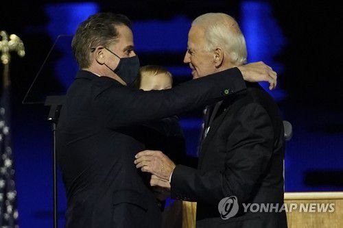 부친 바이든 당선인(오른쪽)과 포옹하는 헌터[EPA=연합뉴스]