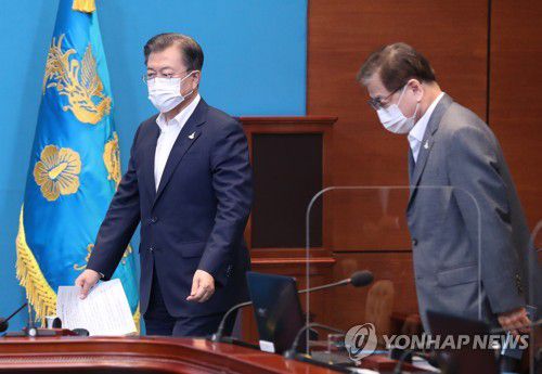 문재인 대통령이 9월 28일 청와대에서 열린 수석·보좌관 회의에 참석하고 있다. 오른쪽은 서훈 국가안보실장.