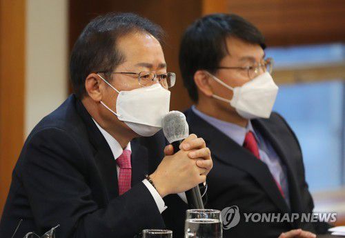 발언하는 홍준표(서울=연합뉴스) 이정훈 기자 = 10일 오전 서울 종로구 한국프레스센터에서 열린 '문재인 정권 폭정 종식을 위한 정당·시민사회단체 대표자 연석회의'에서 무소속 홍준표 의원이 발언하고 있다. 2020.12.10 uwg806@yna.co.kr