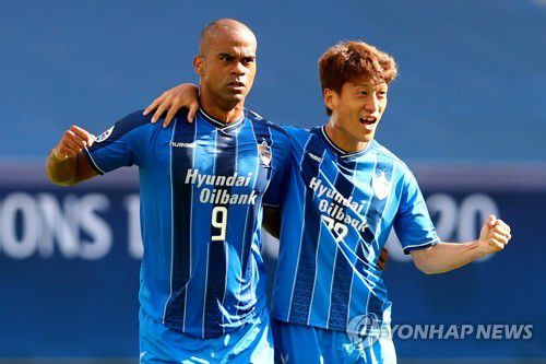 주니오(왼쪽)가 득점 후 이청용과 세리머니 하는 모습.[로이터=연합뉴스]