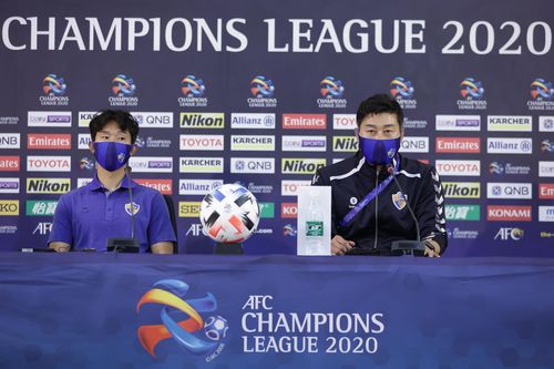 김도훈 감독(오른쪽)과 윤빛가람.[한국프로축구연맹 제공. 재판매 및 DB 금지]